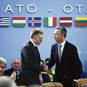 Wicepremier Czarnogóry Igor Lukšić (z lewej) został serdecznie powitany przez sekretarza generalnego NATO Jensa Stoltenberga na spotkaniu ministrów spraw zagranicznych krajów NATO, które odbyło się  2 grudnia w Brukseli