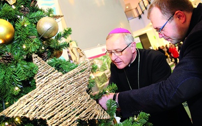  Biskup E. Dajczak zdjął z choinki dwa kotyliony