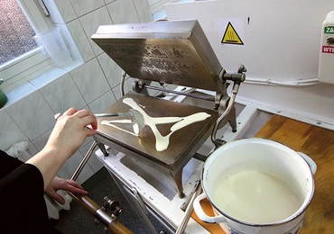 W ciągu sezonu siostry pasterki pieką pół miliona opłatków. Codziennie w gorących maszynach powstaje ich  nawet 8 tysięcy. Są w dwóch rozmiarach: duże i małe 