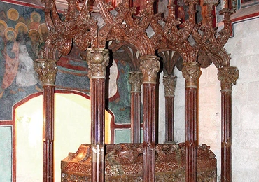 Kazimierz Jagiellończyk spoczywa w jednym  z najpiękniejszych grobowców w katedrze na Wawelu. W czerwonym marmurze wyrzeźbił go sam Wit Stwosz
