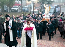  W Bednarach procesyjnie wniesiono do kościoła figurę Księcia Zastępów Niebieskich