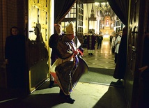 Bp Henryk Tomasik otworzył bramę jubileuszu w katedrze i przeszedł przez nią w podmuchach silnego wiatru