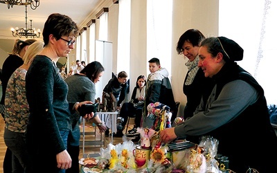  S. Małgorzata pokazuje  wyroby wykonane przez jej podopiecznych