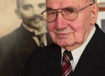 Czesław Rymer w 2011 r.  przy portrecie swojego ojca