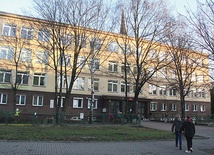 Zespół Szkół na Ołbinie swoją siedzibę będzie miał w budynku na ul. Bolesław Prusa. Do tej pory mieściła się tam Szkoła Podstawowa nr 107, która uzyskała nową lokalizację