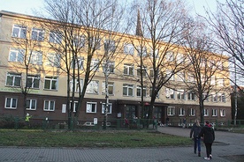 Zespół Szkół na Ołbinie swoją siedzibę będzie miał w budynku na ul. Bolesław Prusa. Do tej pory mieściła się tam Szkoła Podstawowa nr 107, która uzyskała nową lokalizację