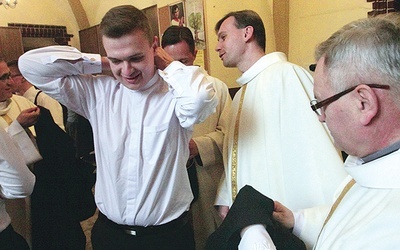  Od tego dnia alumni nie będą nosili krawatów, lecz koloratki