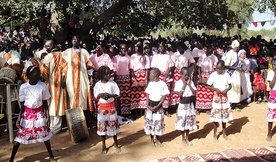 Chór z parafii Turalei w południowym Sudanie. Bożonarodzeniowa liturgia odbywa się tu na placu przy kaplicy stojącej w cieniu wielkiego drzewa. Temperatura sięga bowiem 45 stopni