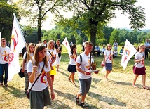   Liderzy ŚDM biorą udział w parafialnych wydarzeniach, promując Światowe Dni Młodzieży