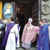  Biskup Piotr Greger uroczyście otworzył Bramę Miłosierdzia także w katedrze św. Mikołaja w Bielsku-Białej