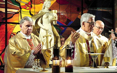  Mszy św. w nowej kaplicy przewodniczył abp Wiktor Skworc. Z lewej bp Jan Kopiec, z prawej ks. Stanisław Puchała  