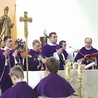  Eucharystii w asyście diakonów przewodniczył bp Jan Kopiec. Po prawej  ks. Marcin Królik, wikariusz generalny i kanclerz gliwickiej kurii, po lewej  ks. proboszcz Marek Góra 