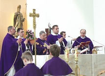  Eucharystii w asyście diakonów przewodniczył bp Jan Kopiec. Po prawej  ks. Marcin Królik, wikariusz generalny i kanclerz gliwickiej kurii, po lewej  ks. proboszcz Marek Góra 