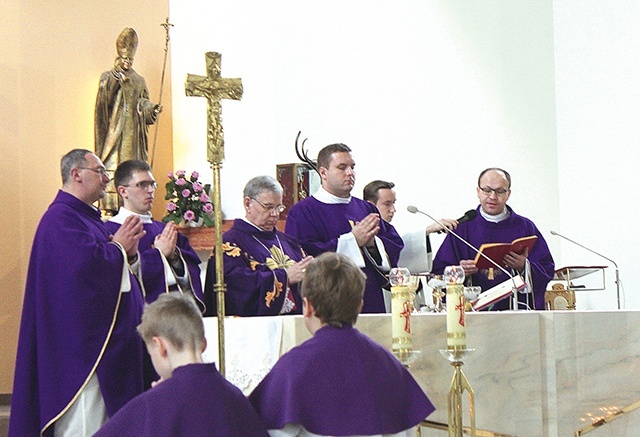  Eucharystii w asyście diakonów przewodniczył bp Jan Kopiec. Po prawej  ks. Marcin Królik, wikariusz generalny i kanclerz gliwickiej kurii, po lewej  ks. proboszcz Marek Góra 