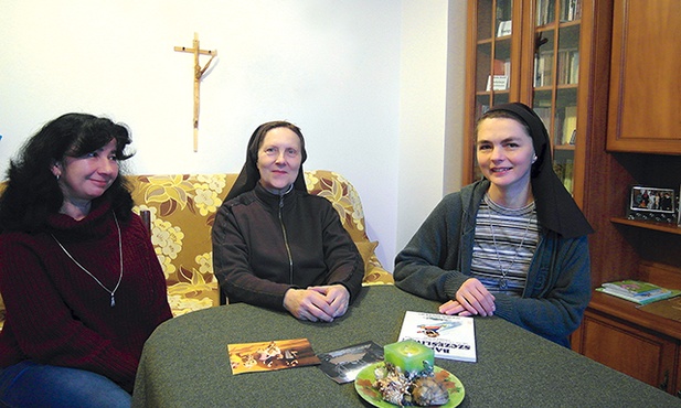  Bożena Dorosz, przewodnicząca Rady Dzielnicy Zandka, s. Ewa Połeć i s. Joanna Turos w domu karmelitanek misjonarek w Zabrzu