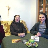  Bożena Dorosz, przewodnicząca Rady Dzielnicy Zandka, s. Ewa Połeć i s. Joanna Turos w domu karmelitanek misjonarek w Zabrzu