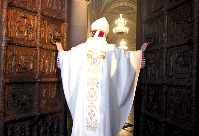 Biskup Piotr Libera uroczyście otworzył jubileuszową Bramę Miłosierdzia