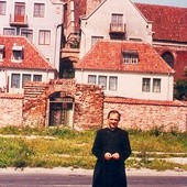  Ks. Mieczysław Józefczyk przed katedrą św. Mikołaja w Elblągu. Rok 1969