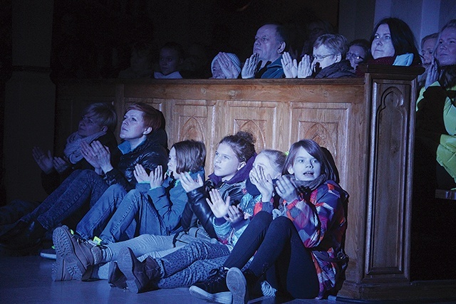  Podczas muzyczno-modlitewnych spotkań z o. Buksą sanktuarium  zwykle wypełnione jest po brzegi 