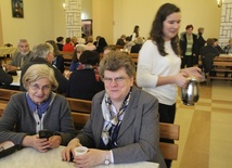 Przerwa na kawę między prelekcjami. Młodzież z radomskiego PG nr 10 pomagała przy obsłudze gości