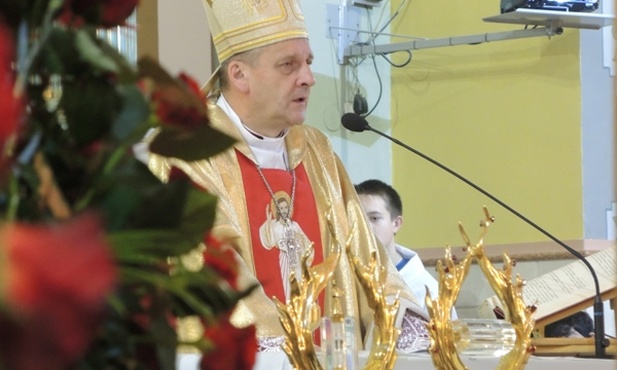 Bp Roman Pindel przewodniczył Mszy św. na powitanie obrazu Jezusa Miłosiernego w Brzeszczach
