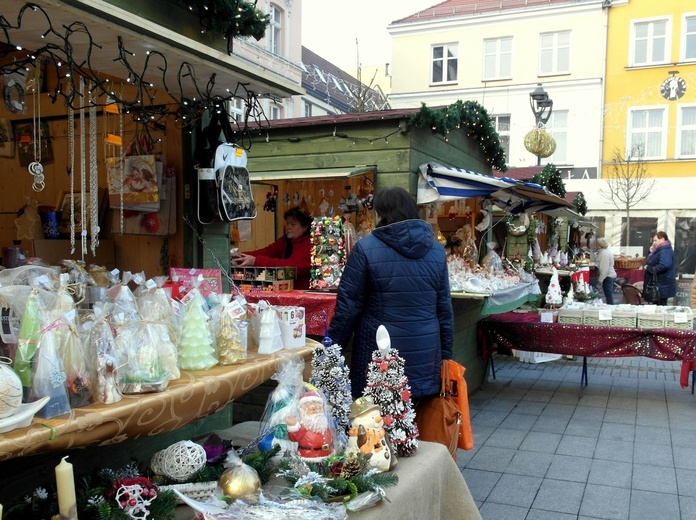 Szopka i jarmark świąteczny na rynku w Gliwicach