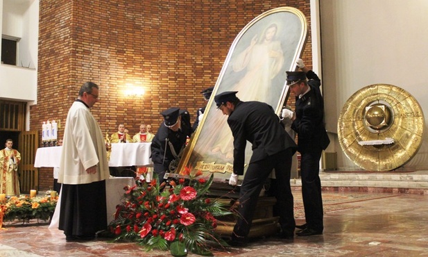 Strażacy-ochotnicy wniesli obraz Jezusa Miłosiernego do kościoła Matki Bożej Bolesnej na osiedlu w Jawiszowicach