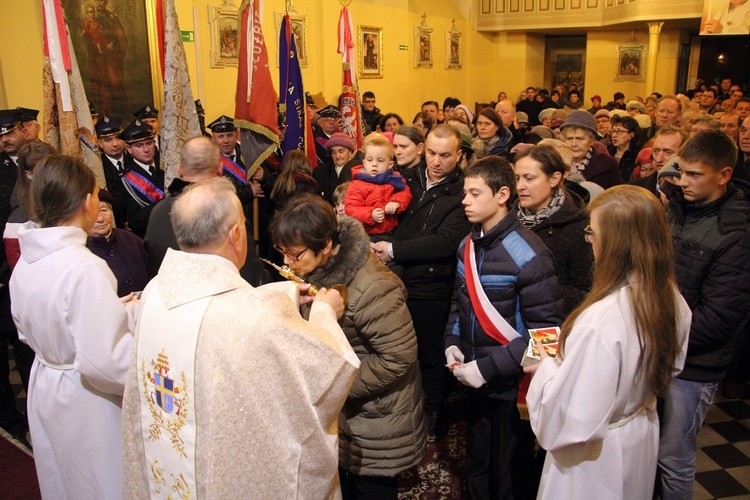 Wprowadzenie relikwii św. Jana Pawła II do kościoła w Mazewie