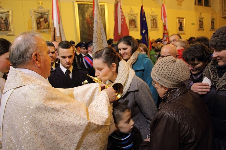 Wprowadzenie relikwii św. Jana Pawła II do kościoła w Mazewie