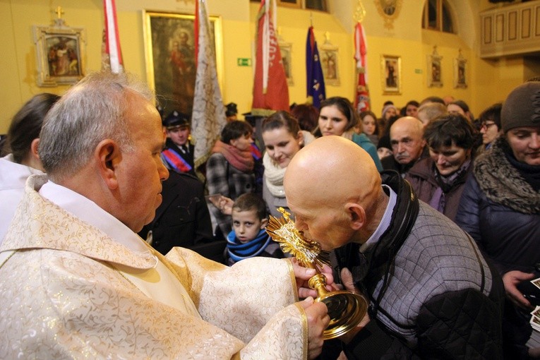 Wprowadzenie relikwii św. Jana Pawła II do kościoła w Mazewie