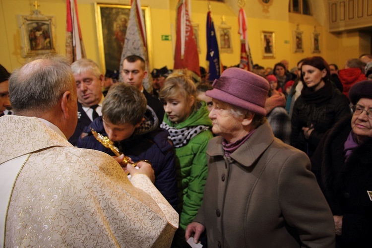 Wprowadzenie relikwii św. Jana Pawła II do kościoła w Mazewie