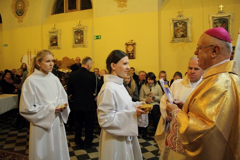 Wprowadzenie relikwii św. Jana Pawła II do kościoła w Mazewie
