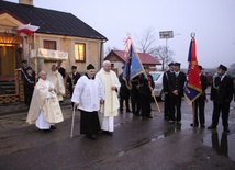 Wprowadzenie relikwii św. Jana Pawła II do kościoła w Mazewie