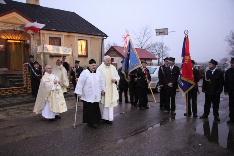 Wprowadzenie relikwii św. Jana Pawła II do kościoła w Mazewie