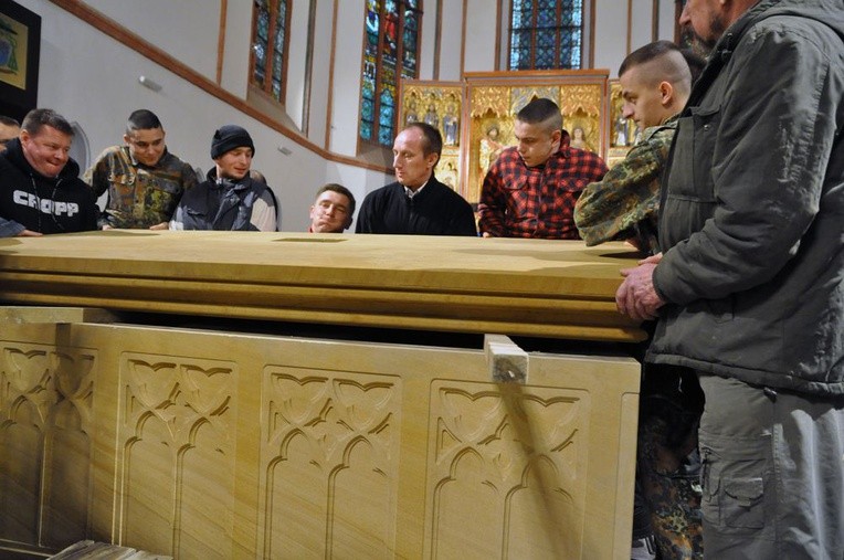 Budowa ołtarza w katedrze, cz. II