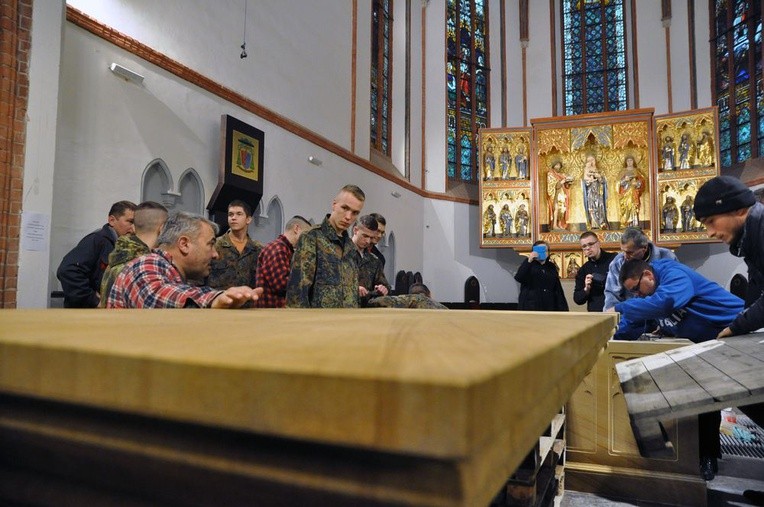 Budowa ołtarza w katedrze, cz. II