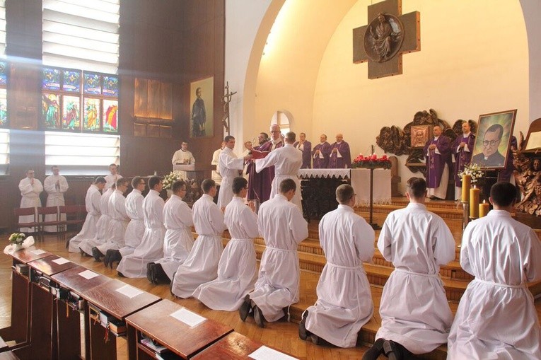 Milczeć, wielbić i czekać na słowo