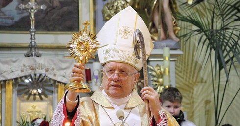 Bp Józef Zawitkowski błogosławi relikwiami św. Jana Pawła II