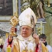 Bp Józef Zawitkowski błogosławi relikwiami św. Jana Pawła II