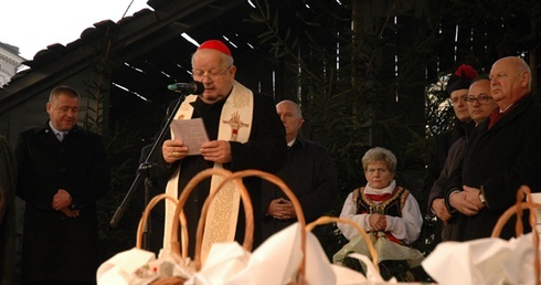Kard. Dziwisz: Z niepokojem patrzymy na podziały