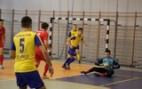 Mecz kategorii "open" między drużynami z parafii w Bełchowie (żółte stroje) i Świętego Ducha w Łowiczu