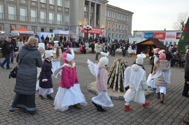 Świąteczne spotkanie na placu