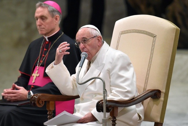 Papież przeprosił pracowników Watykanu
