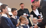Uczniowie katolickiej szkoły im. bł. Karoliny z Tarnowa z bp. Jeżem