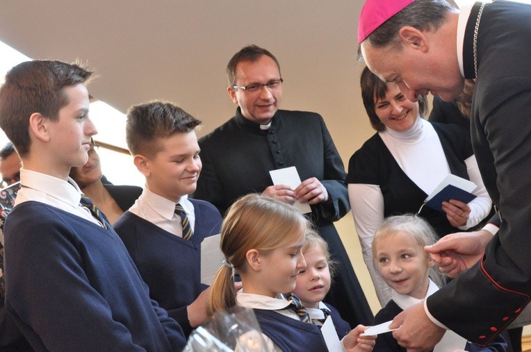 Uczniowie katolickiej szkoły im. bł. Karoliny z Tarnowa z bp. Jeżem