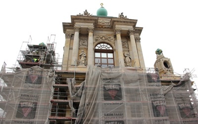 Relikwie św. Jukundusa na dachu świątyni