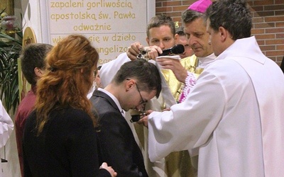 Bp Roman Pindel ochrzcił 26-letniego Kamila Łaciaka w poniedziałek 21 grudnia
