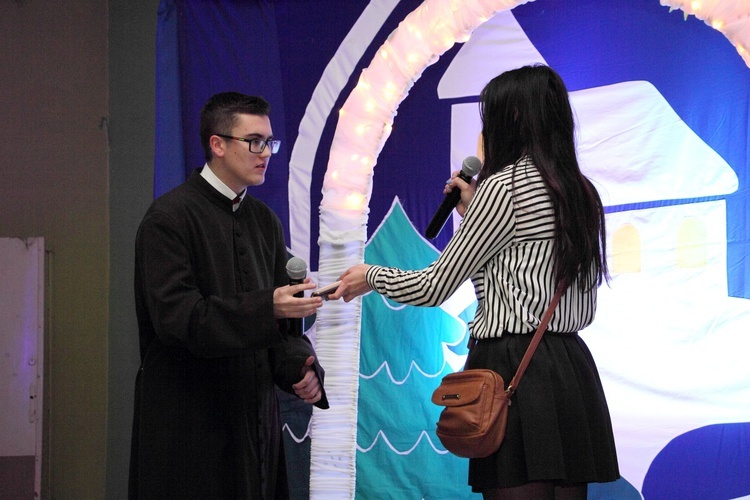 Spotkanie opłatkowe w katolickim liceum w Głownie