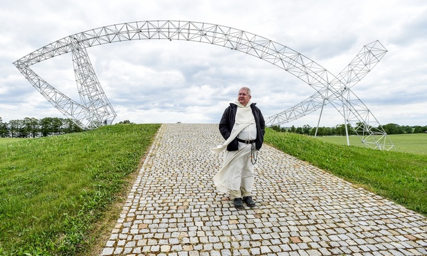 Patrzy z góry
