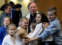 Podopieczni świetlicy Caritas dziękują bp. Henrykowi Tomasikowi za nową siedziebę